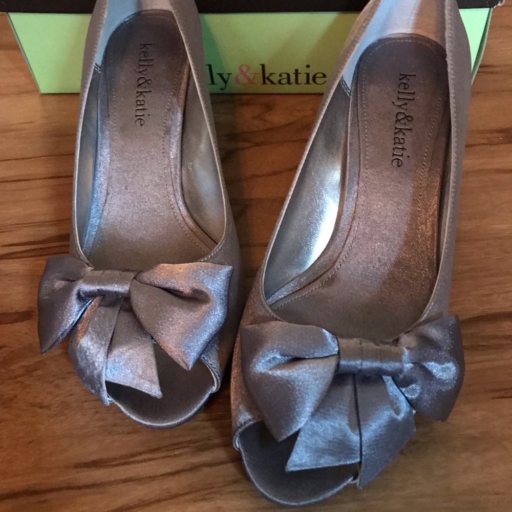 Silver Satin Kelly & Katie Shoes - Sz 6